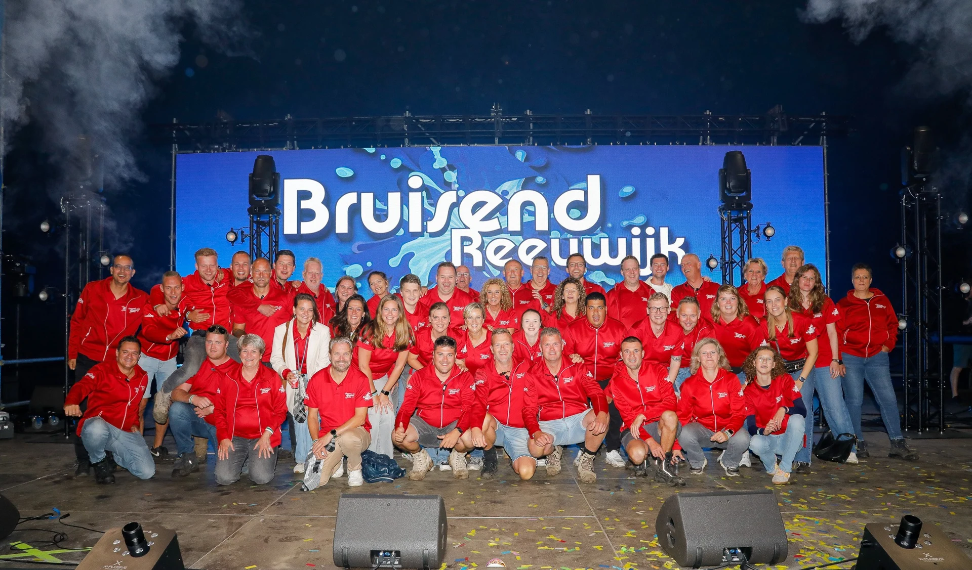 Het vrijwilligersteam van Bruisend Reeuwijk samen op het podium